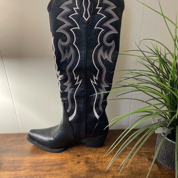 Wet Kiss Shoes - Black Western Cowboy Boots with White Stitching (GC)